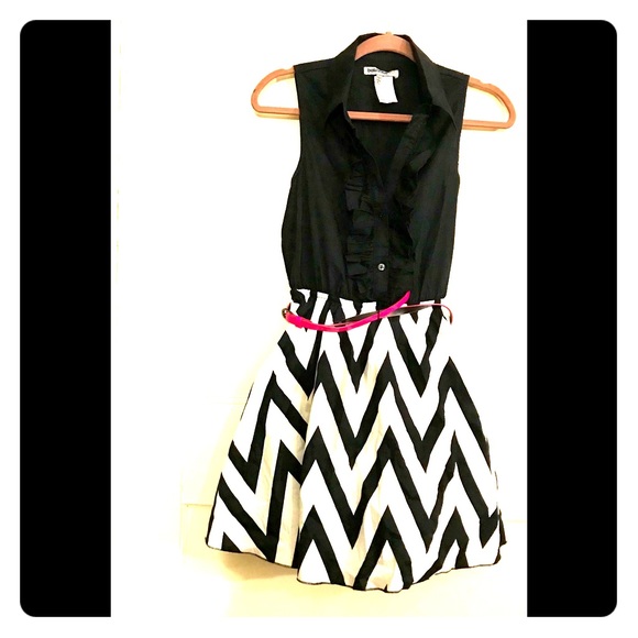 NWT Fun ✨ Blk &White striped geometrically!👗 - Picture 1 of 5